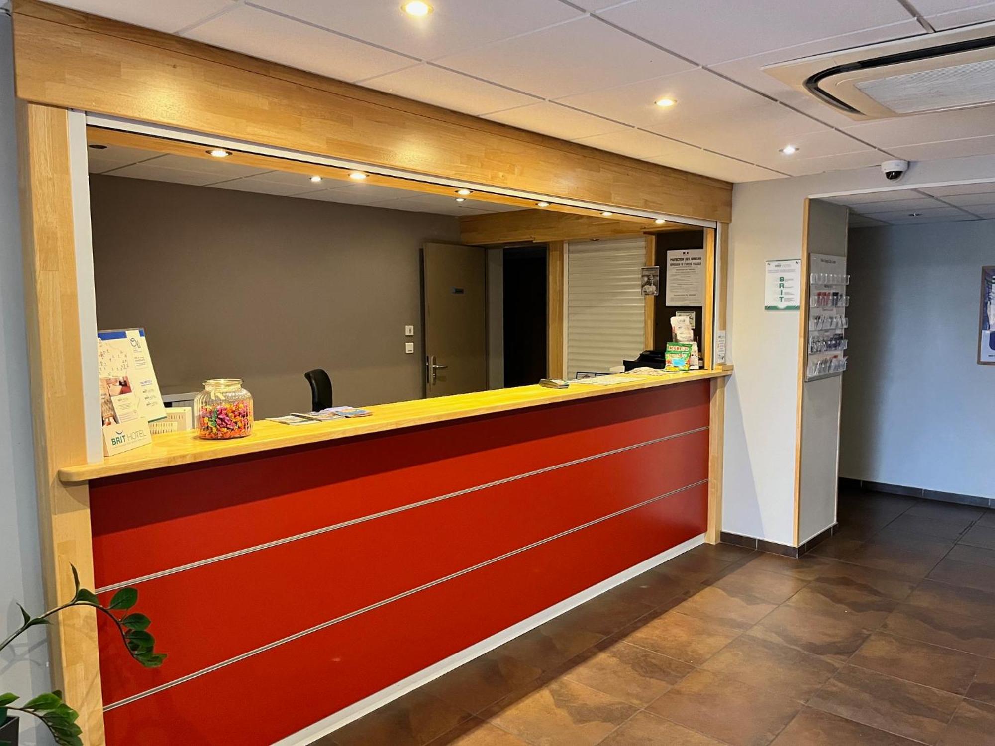 Brit Hotel Confort Монтобан Экстерьер фото