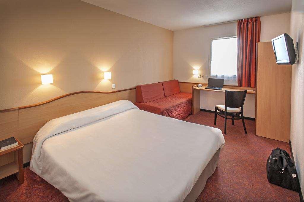 Brit Hotel Confort Монтобан Номер фото